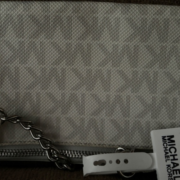 NWT Michael Kors White Wristlet w/Metal Chain and Silver Shoulder Handle - Picture 5 of 9